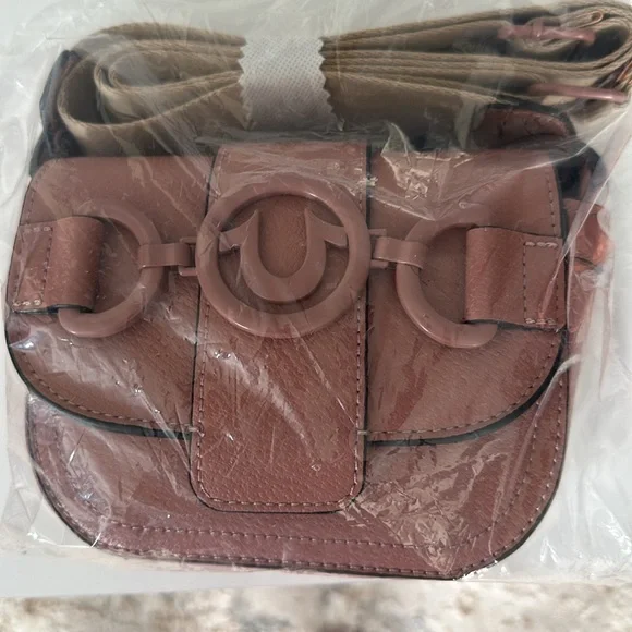 TRUE RELIGION HORSESHOE BUCKLE CROSSBODY - Picture 2 of 3